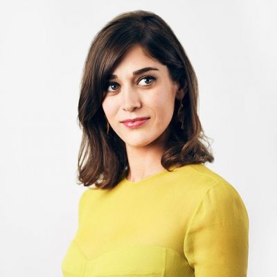 Lizzy Caplan net worth 