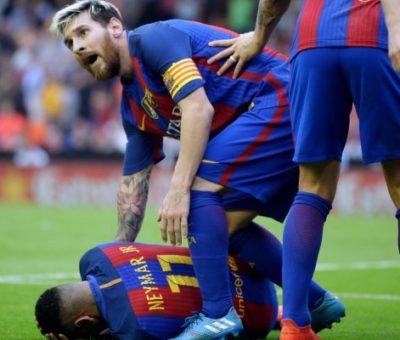 Neymar bottled by fans