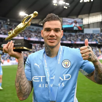 Antonis Moraes is his father's name, and Joelma is his mother's. In 2008, he began his youth career with Sao Paulo. There is no information on his upbringing, family (brothers and sisters), or personal details. W