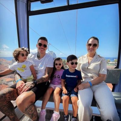 Antonis Moraes is his father's name, and Joelma is his mother's. In 2008, he began his youth career with Sao Paulo. There is no information on his upbringing, family (brothers and sisters), or personal details. W